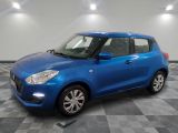 Une Suzuki Swift bleue est garée sur un sol à damier.