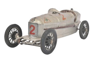 une vieille maquette de voiture de course sur fond blanc