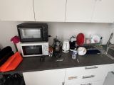 un micro-ondes et un four à micro-ondes posés sur un plan de travail de cuisine