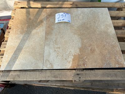 une pile de palettes en bois posée sur une palette
