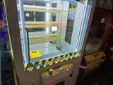 un distributeur automatique qui se trouve dans une pièce
