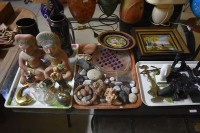 une table sur laquelle se trouvent de nombreux objets différents