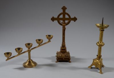 trois bougies et une croix sur la table