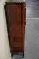 Armoire bibliothèque grillagée en placage de noyer. (photo 5)
