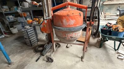 une borne d'incendie orange posée sur un chariot dans un garage