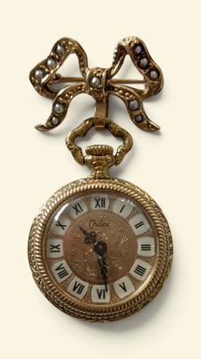 une montre de poche en or ornée d'un nœud sur le dessus