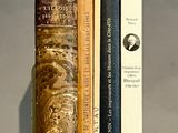 trois livres empilés les uns sur les autres