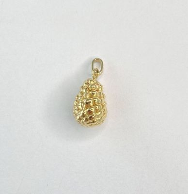 un pendentif plaqué or auquel est suspendue une boule de perles