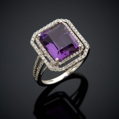 une bague en améthorate et diamant posée sur une surface noire