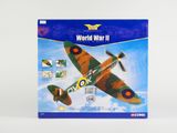 La maquette d'un avion de chasse de la Seconde Guerre mondiale se trouve dans la boîte