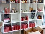 une pièce avec beaucoup de cartons et des cartons sur le sol
