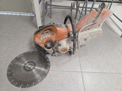 a chainsaw that is sitting on the floor in the room