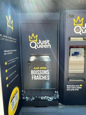 deux distributeurs automatiques situés au bord de la rue