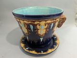 une tasse et une soucoupe bleues et jaunes posées sur une table blanche