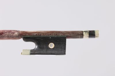 un couteau posé sur un morceau de bois