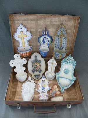 une valise contenant divers objets décoratifs