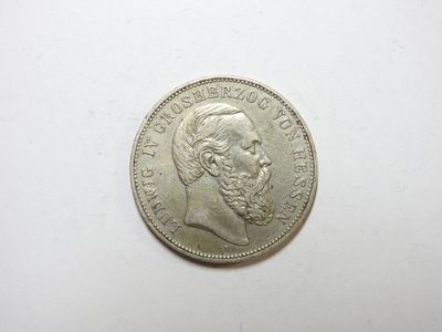 une pièce en argent portant le portrait d'un homme