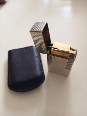 un briquet posé sur une table à côté d'un portefeuille