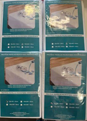 quatre boîtes de verrerie transparente posées sur une table en bois