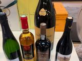 Des bouteilles de vin sont posées sur une table dans un salon.