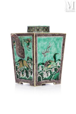 un vase vert orné d'un motif représentant un oiseau et des fleurs