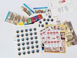 une pile de timbres et de cartes postales posée sur une table