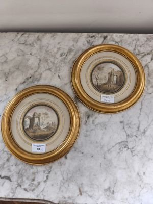 deux photos encadrées représentant un homme et une femme, posées sur une table en marbre