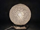 une lampe en verre posée sur une table