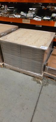 un grand nombre de cartons posés sur le sol