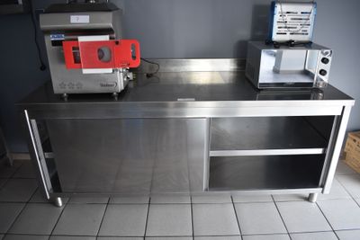 deux appareils posés sur un plan de travail en acier inoxydable dans une cuisine