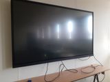 un téléviseur à écran plat fixé au mur d'une pièce