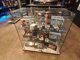 une vitrine en verre contenant de nombreux objets
