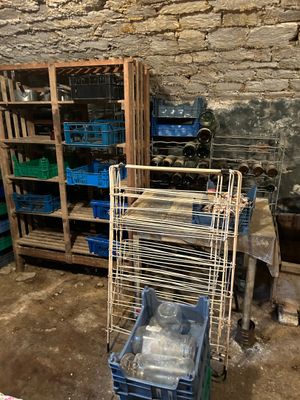 de nombreuses caisses et bacs dans une pièce aux murs en briques