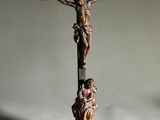une statue de Jésus sur la croix, avec une femme dessus