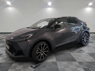 Une Toyota C-HR de 2020 dans un showroom au sol à carreaux