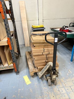 une pile de boîtes sur une palette dans un entrepôt