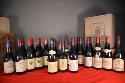 beaucoup de bouteilles de vin sur une table