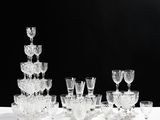 de nombreux verres à vin posés sur une table, sur fond noir