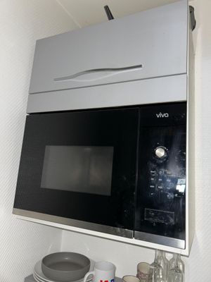 Micro ondes VIVA et réfrigérateur bas encastrable (usagé).