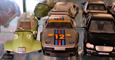de nombreuses voitures-jouets exposées dans une vitrine