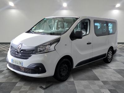la photo d'une camionnette blanche sur un sol en damier