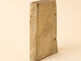 un vieux livre est posé sur une surface blanche avec un fond blanc