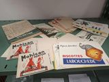 de nombreux livres posés sur une table verte recouverte de papiers