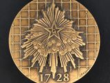 un gros plan d'une médaille d'or ornée d'une étoile