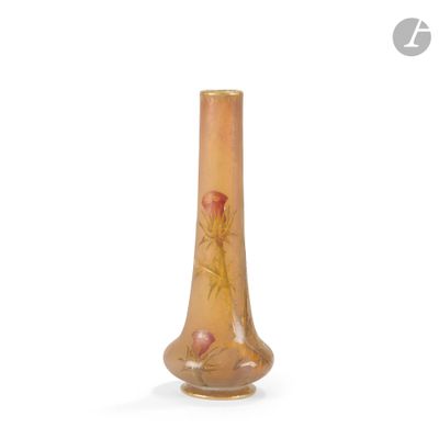 un vase en verre orné d'une fleur, posé sur une surface blanche