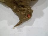 une statue d'oiseau posée sur une table