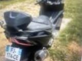 une moto garée sur le côté de la route