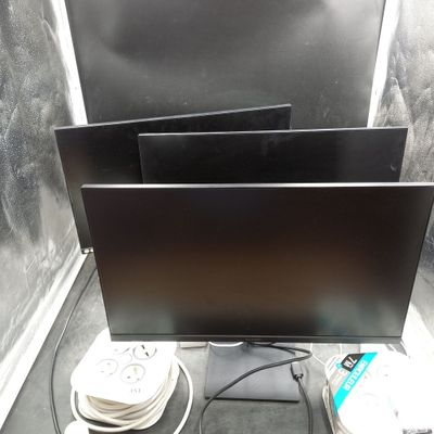 une photo d'une télévision à écran plat posée sur une table