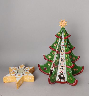 un petit sapin de Noël à côté d'un morceau de fromage