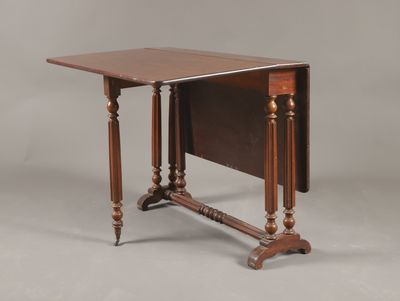 une vieille table en bois avec un plateau à rallonge et des pieds tournés
